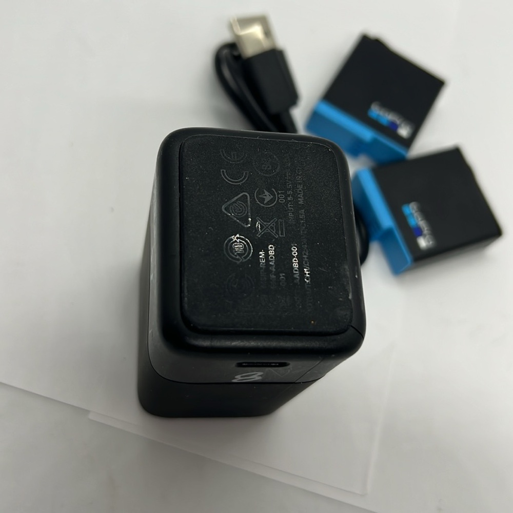 GoPro AADBD-001 Dual Battery Charger + (2) HERO8 Rechargeable Batteries - Picture 5 of 7